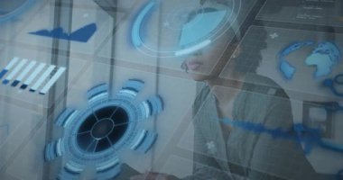 İş kadını masadaki akıllı telefonu dinliyor, dünya haritası üzerinde döndürme şemasını etkinleştiriyor verileri analiz ediyor. Teknoloji, analitik, yenilik, veri görselleştirme, dijital, profesyonel, gelecekçi