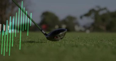 Golf sürücüsü topu geri çekiyor, golf analitiği için hareketli çubuklar. Spor malzemeleri, turnuva, modern, teknoloji, açık hava, hassasiyet, rekabet