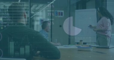 Grafikteki çizim şeması, iş toplantısı sırasında animasyon yüzdelerine ve dünya haritasına neden oluyor. İşbirliği, strateji, yenilik, analitik, takım çalışması, profesyonel, veri görselleştirmesi