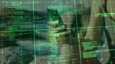 Teknoloji kullanıcısı akıllı telefonu sıkılaştırıyor yeşil kod şebekesini etkinleştiriyor ve verileri tarıyor. Teknoloji, siber güvenlik, veri, yenilik, dijital, hack, güvenlik