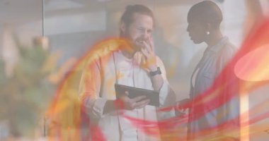 Adam tableti tıkırdatıyor ve kadın onu kabul ederken kıvrılmaya başlıyor ve iş verilerini araştırıyor. İşbirliği, takım çalışması, yenilik, dijital, fütürizm, profesyonel, iletişim