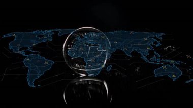 Karanlık zeminde açılıyor, gümüş disk görüş alanına giriyor, veri ağını gösteren 3 boyutlu dünya haritasını yansıtıyor. Holografi, dijital, fütüristik, teknoloji, veri görselleştirme, yenilik, soyut