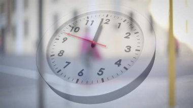 Soluk bir saat beliriyor, ikinci el saat yönünde süpürüyor, yaya işaretleme zamanının gerisinde yürüyor. Saat, saat, hareket, şehir manzarası, şehir, geçiş, hareket