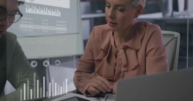 İş arkadaşları iş analizi için tablet ve baskı ve holografik grafiklere el kol kanat geriyor. İş, takım çalışması, yenilik, işbirliği, analitik, teknoloji, modern