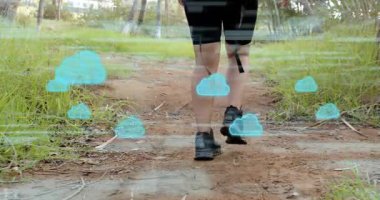 Yürüyüş yapan kadın yürüyüşçü bulut simgelerini başlatıyor, ikili kod teknolojiyi gösteriyor. Macera, keşif, dijital, gelecek, doğa, açık hava, teknoloji