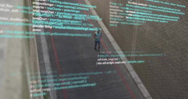 Teknik demo için kameraya doğru koşarken ara sokaktan çıkan kadın koşucu. Siber, teknoloji, kentsel, fitness, hareket, modern, dijital