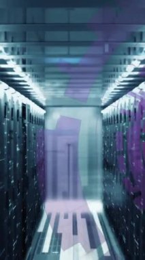 Sunucu odasında daireler ve bilgisayar dili yükleme animasyonu. Dijital bileşik, çoklu pozlama, veri merkezi, kodlama, ağ, teknoloji ve ağ sunucu kavramı.