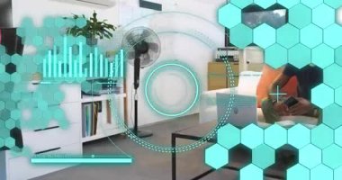 Akıllı telefonu kaydıran adam, teknoloji verilerinin üst üste geldiği bir ortamda iş arkadaşından iş arkadaşına tablet tanıtıyor. İşbirliği, yenilik, dijital, çalışma alanı, teknoloji, takım çalışması, iletişim