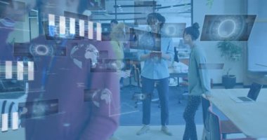 Takım çalışanı olarak konuşmak, bardakla yürümek, verileri çakıştırmak, iş eğilimlerini göstermek. İşbirliği, yenilik, teknoloji, iletişim, çalışma alanı, fütürizm, üretkenlik