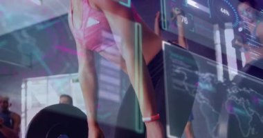 Yetişkin bir kadın spor salonunda kalçalarını sallıyor ve halteri kaldırıyor, verileri eşleştiriyor ve şekil veriyor. Spor, eğitim, dijital, sağlık, güç, sağlık, egzersiz