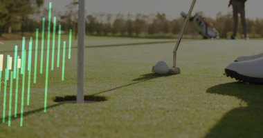 Golf sopasının vuruşunu yeşil renkte tutarken kamera çerçevesini tutuyor ve spor analitiğini yansıtıyor. Spor, hassasiyet, teknoloji, analitik, açık hava, rekabet, ustalık