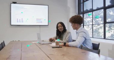 Ofisteki iş arkadaşları, analiz için hipodrom ve çizgi film çizelgesini kullanıyorlar. Şirket, takım çalışması, veri analizi, profesyonel, işbirliği, modern, sunum