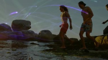 Gün batımında grup halinde dolaşmak, mor fişeklerle birlikte gelgit havuzuna girmeye neden olur. Deniz manzarası, macera, eğlence, canlı, doğal, keşif, açık hava