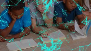 Öğretmen diz çöküp yerde okuyan çocukları yönlendiriyor ve ağ sinyalleri öğrenmeyi hızlandırıyor. Eğitim, akıl hocalığı, işbirliği, yenilik, çocukluk, okur yazarlık, teknoloji