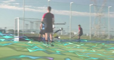 Çim hokeyi saldırganı pası alıyor ve kaleye giden animasyon yolu kullanarak defans oyuncularını geçiyor. Atletik, takım çalışması, rekabet, açık hava, dinamik, yoğunluk, strateji