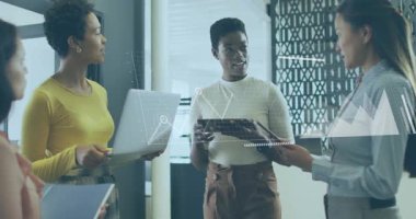 Merkez kadın, iş ölçümleri için ekibin etrafında çizgi ve çubuk grafikler çiziyor. İşbirliği, takım çalışması, analitik, sunum, modernlik, içgörü, teknoloji