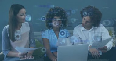 Üç meslektaşım raporları, laptopu analiz ederken, veriler iş kararlarında kayboluyor. İşbirliği, takım çalışması, yenilik, dijital, işyeri, modern, veri görselleştirmeleri