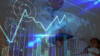 İş arkadaşları dünya haritası verilerine tepki verirken, satır grafiği zirveleri ile arama ve yazma yapıyorlar. Analizler, teknoloji, iş, yenilik, makine, dijital, takım çalışması