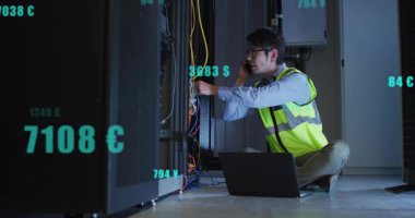 Teknisyen çağrı alıyor, takip kabloları sunucu sorununu çözerken animasyon ölçümlerini izliyor. Teknisyen, sunucu, ağ, veri merkezi, teknoloji, sorun giderme, profesyonel