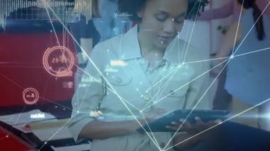 Meslektaşlar tartışmalara katılırken planlama için iş veri grafiklerini gösteren tablete tıklayan kadın. Teknoloji, işbirliği, yenilik, profesyonel, modern, dijital, iletişim