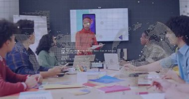 Tablete bakmak, sunucu kağıtları dağıtmak ve grafiği göstererek işi yönlendirmek. İşbirliği, profesyonel, sunum, takım çalışması, dijital, başlangıç, modern