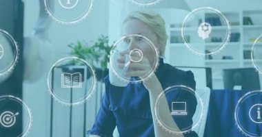 Profesyonel kahve fincanı kaldırmak, odaklanmadan önce şeffaf iş simgelerini tararken yudumlamak. İş, yenilik, strateji, üretkenlik, modernlik, profesyonellik, analiz