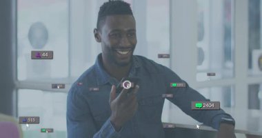 Akıllı telefonu yüze yakın büyüten adam, yükselen sosyal ölçüm panellerini takip ederek binlere tırmanıyor. Teknoloji, yenilik, modern, bağlantı, iletişim, dijital, profesyonel