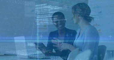 Tableti tıklatan ve zayıf finans grafiği oluşturan iki meslektaş hisse senedi verilerini girerken. İş, takım çalışması, yenilik, teknoloji, analiz, veri, toplantı