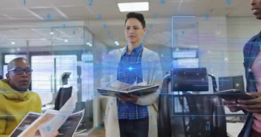 İşletme ekibi dokümanları geçirir ve dosyanın üzerindeki verileri inceleyerek dijital incelemeyi yoğunlaştırır. İşbirliği, yenilik, teknoloji, takım çalışması, ofis, beyin fırtınası, iletişim