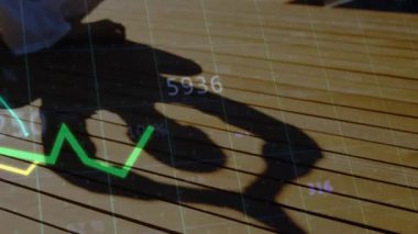 Güvertede beliren sağlık grafikleri avuçlarında meditasyon yapan kadını ortaya çıkarıyor. Farkındalık, sükunet, doğa, dinginlik, rahatlama, sağlık, uyum