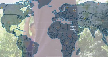 Dünya haritası eşleşmesi, 4 egzersiz aracını çalıştırırken zayıflıyor. Formda olmak için kollarını veri ile örtüyor. Açık hava, fitness, takım çalışması, sağlık, teknoloji, bağlantı, canlılık