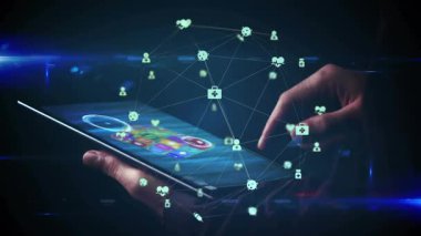 İşaret parmağını tablet üzerinde gezdiriyorum. Ağı keşfetmek için holografik sosyal veri simgeleri vuruyorum. Dijital, yenilik, fütürizm, bağlantı, teknoloji, arayüz, iletişim