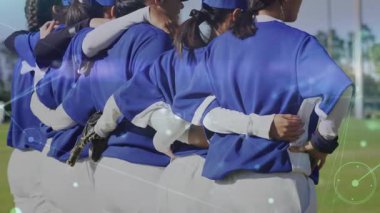 Beyzbol takımı koç sinyaliyle kollarını birleştirerek pozisyonlarını teknolojiyle örtüşen bir şekilde hazırlıyor. Sporcular, takım çalışması, işbirliği, spor giyim, dijital arayüz, açık hava, azim