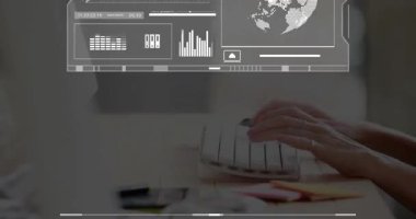 Klavyeye yazı yazan eller grafikleri, grafikleri, grafikleri, çizelgeleri, analitiği görselleştiren tuşları başlatıyor. Futuristik, teknoloji, veri, yenilik, dijital, arayüz, kurumsal