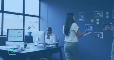 Duvar çizelgelerini sunan bir kadın takıma trendleri açıklıyor, enerji analizi için ekolojik ikonlar başlatıyor. İşbirliği, yenilik, sürdürülebilirlik, veri görselleştirme, güç, çevre, yeşil enerji