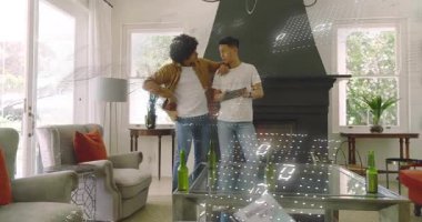 Tablet 'in etrafındaki teknik ekip hologramı başlatırken diğerleri kod kırıyor ve cihaz tezahüratını artırıyor. İşbirliği, yenilik, yüksek teknoloji, takım çalışması, modern, dijital, fütürist