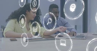 Stylus 'u dizüstü bilgisayar simgelerine doğrultmuş bir kadın, erkeğin iş görüşleri için pist ile etkileşime geçmesini sağlıyor. İşbirliği, veri analizi, yenilik, takım çalışması, dijital çalışma alanı, profesyonel, modern