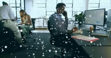 Yıldız animasyon çizelgelerini üst üste koyarken, telefon görüşmelerine cevap veren zil sesi acentesi detayları not alıyor. İşbirliği, takım çalışması, iletişim, analitik, profesyonel, modern, üretkenlik