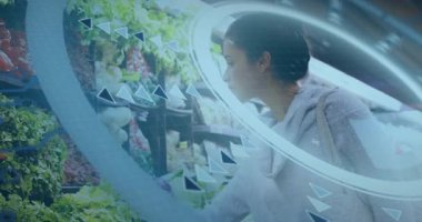 Market koridorunda marul almaya çalışan yetişkin bir kadın tarama kalitesini arttırıyor. Gelecekçi, teknoloji, perakende, yenilik, dijital, ticaret, tarama