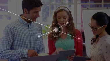 İş arkadaşları cihazları dinliyor, bilgisayarları araklıyorlar, iş görüşmeleri sırasında ağ ağı kuruyorlar. İşbirliği, takım çalışması, veri, bağlantı, yenilik, teknoloji, modern