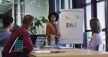 Sunucu, büyümeyi gösteren yukarı doğru grafikler çizerek iş toplantısında sunuma başlıyor. İşbirliği, veri analizi, takım çalışması, profesyonel, yenilik, strateji, çalışma alanı