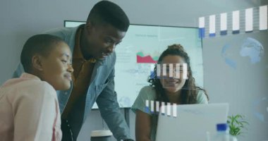 Kadınlar, elinde bardakla içeri giren bilgisayarcı adamın iş verilerini incelerken, camda kaybolan grafikleri açıklıyor. İşbirliği, takım çalışması, analitik, dijital, kurumsal, yenilik, tartışma