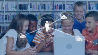 Kütüphanede dizüstü bilgisayarın etrafında çocuklar profil simgesinin yukarıdaki ağ grafiğinde kayboluşunu görüyorlar. Eğitim, işbirliği, yenilik, teknoloji, öğrenme, takım çalışması, topluluk