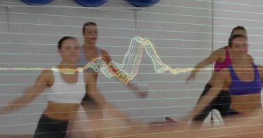 Eğitmen kollarını yukarı kaldırıyor. Üst sınıfın nabzı atıyor. Fitness stüdyosunda ayna ile bastırıyor. Spor, sağlık, egzersiz, hareket, güç, motivasyon, eğitim