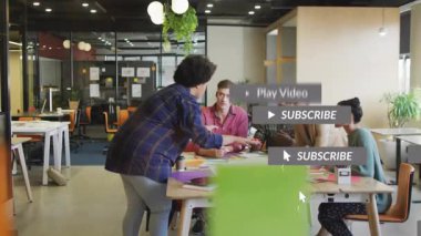 Renk diyagramları dağıtan bir kadın, medyanın iş birliği etrafında yanıp sönen uyarılar gösterdiğini gösteriyor. İşbirliği, takım çalışması, beyin fırtınası, ofis, modern, üretkenlik, iletişim