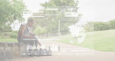 Akıllı telefona bakan, protez bacaklı bir adam çantaları alıp spor salonuna doğru yürüyor. Adaptasyon, esneklik, hareketlilik, kararlılık, açık hava, aktif, modern