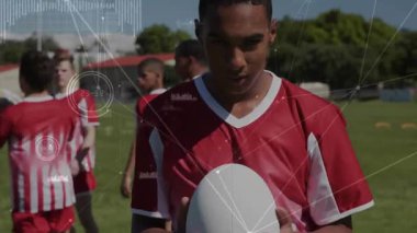 Genç sporcu spor sahasına çıkıp topu kontrol ediyor, spor analizlerini etkinleştiriyor. Atletizm, takım çalışması, yenilik, dijital, eğitim, gençlik, fitness