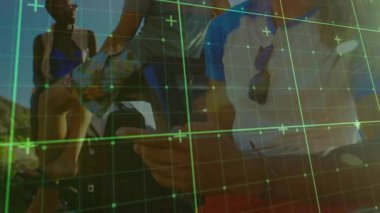 Yürüyüş grubu akıllı telefondan AR navigasyonunu etkinleştiriyor. Arazinin haritasını çıkarıyor ve rehberi arıyor. Macera, keşif, teknoloji, açık hava, takım çalışması, canlılık, modern