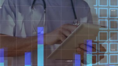 Doktor tıklama tableti ekranı canlandırılmış grafikler, grafikler, ızgara ve dünya haritası verileri gözden geçiriyor. Sağlık, analitik, dijital, teknoloji, veri görselleştirme, profesyonellik, yenilik