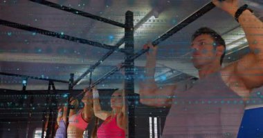 Fitness meraklıları barfiks çekme çubuğunu kavrayıp asıyorlar, güç kazanmak için çenelerini yukarı çekiyorlar. Güç, takım çalışması, motivasyon, egzersiz, eğitim, dayanıklılık, refah